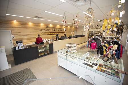 Boutique d'artisanat Innu Essipit et Centre de réservation