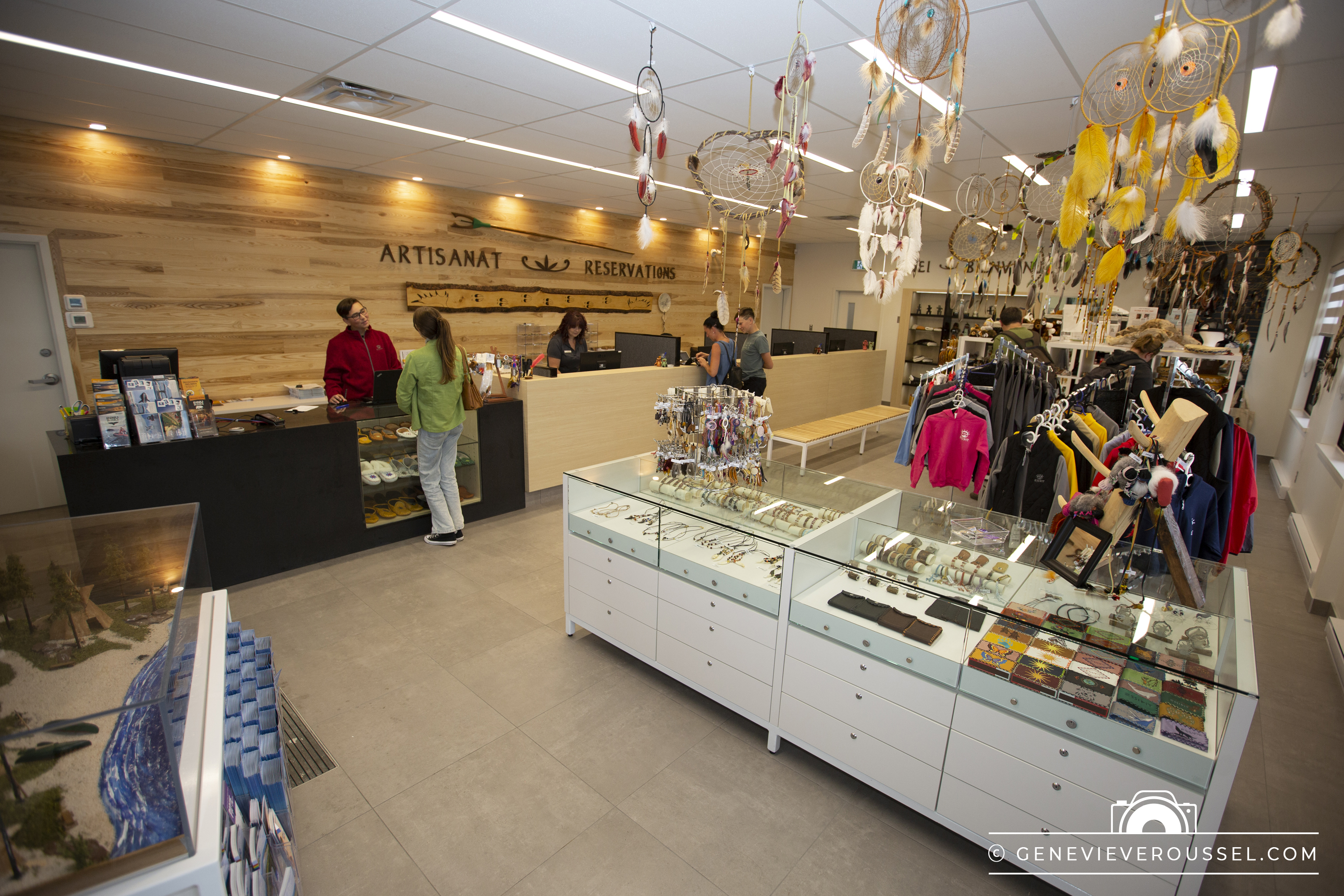 Boutique d'artisanat Innu Essipit et Centre de réservation